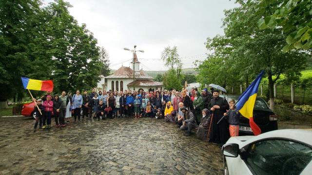 Peste 100 de persoane au participat la pelerinajul pedestru „La pas pe colinele sfinte ale Iașului”