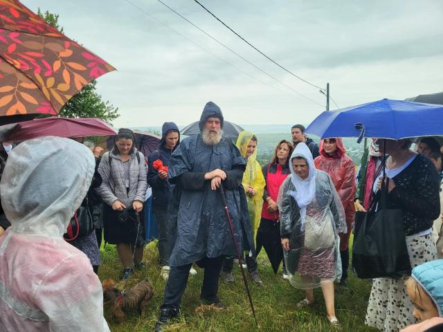 Peste 100 de persoane au participat la pelerinajul pedestru „La pas pe colinele sfinte ale Iașului”