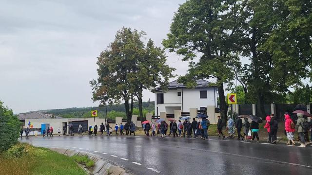 Peste 100 de persoane au participat la pelerinajul pedestru „La pas pe colinele sfinte ale Iașului”