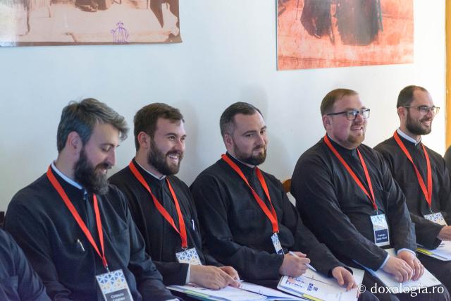 Preoți recent hirotoniți participând la un atelier de formare