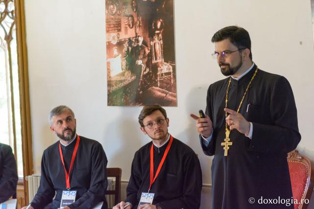 Preoți recent hirotoniți participând la un atelier de formare la Castelul de la Miclăușeni