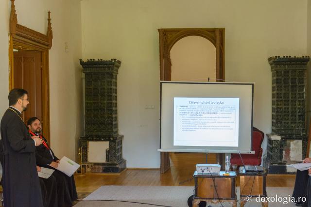 Preoți recent hirotoniți participând la un atelier de formare la Castelul de la Miclăușeni