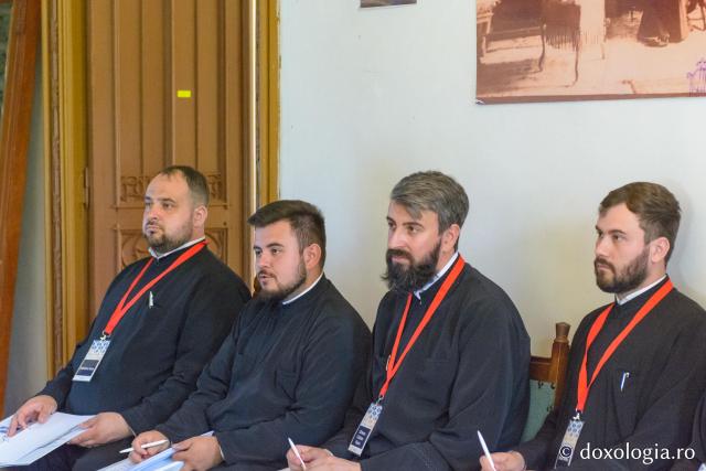 Preoți recent hirotoniți participând la un atelier de formare la Castelul de la Miclăușeni