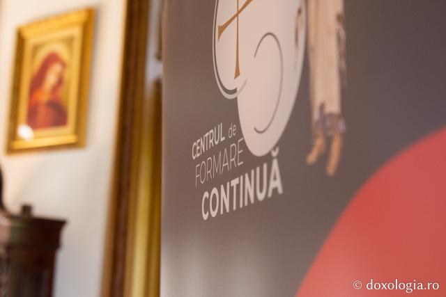 Fotografie de ansamblu, sigla Centrului de formare al Arhiepiscopiei Iașilor