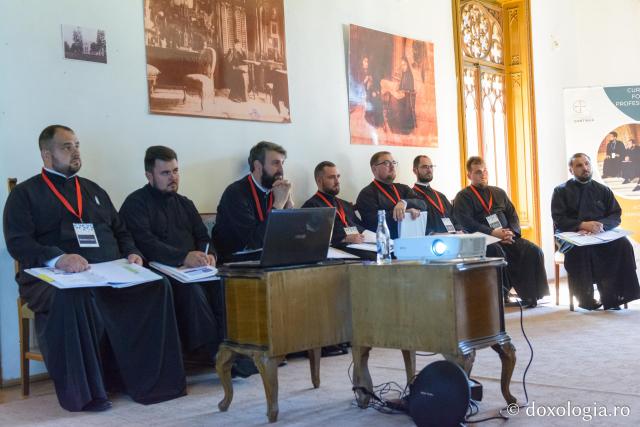 Preoți recent hirotoniți participând la un atelier de formare la Castelul de la Miclăușeni