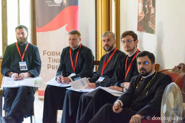 Preoți recent hirotoniți participând la un atelier de formare la Castelul de la Miclăușeni