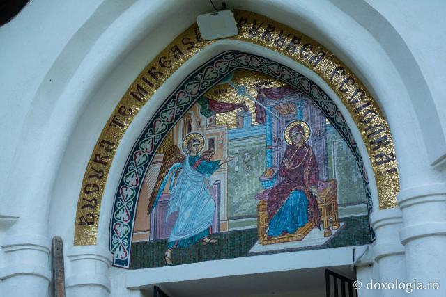 Pictură în mozaic, ce se află la intrarea în biserica „Buna Vestire” a Mănăstirii Miclăușeni