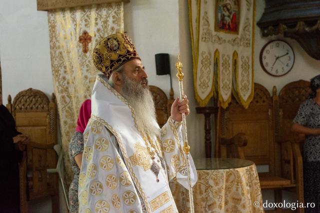 Înaltpreasfințitul Teofan slujind în biserica „Buna Vestire” a Mănăstirii Miclăușeni