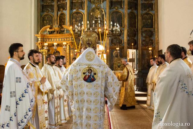 Tinerii preoți slujind alături de IPS Teofan în Înaltpreasfințitul Teofan slujind în biserica „Buna Vestire” a Mănăstirii Miclăușeni