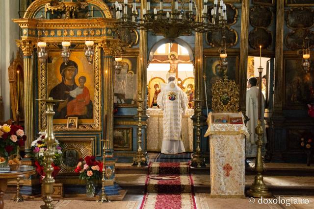 Moment din slujba Sfintei Liturghii săvârșită de IPS Teofan la Înaltpreasfințitul Teofan slujind în biserica „Buna Vestire” a Mănăstirii Miclăușeni
