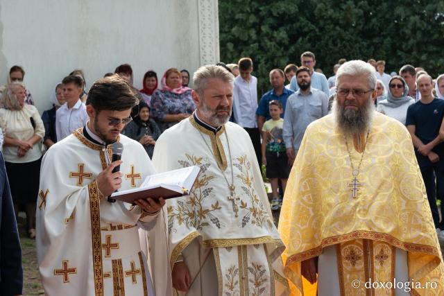 Preoți slujitori