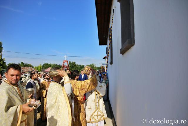 Biserica închinată Sfântului Ierarh Nicolae din Bădiuți a fost târnosită