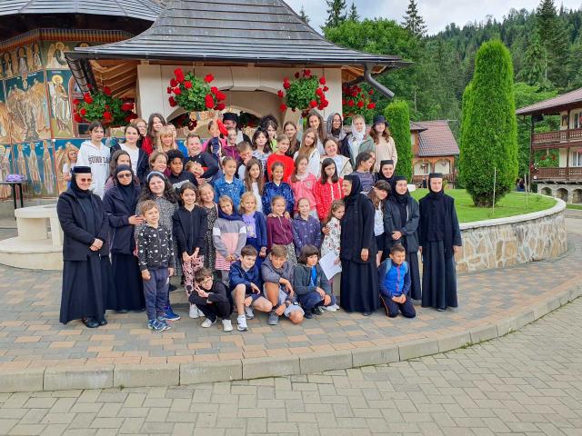Tabără de educație și creație la Mănăstirea Paltin
