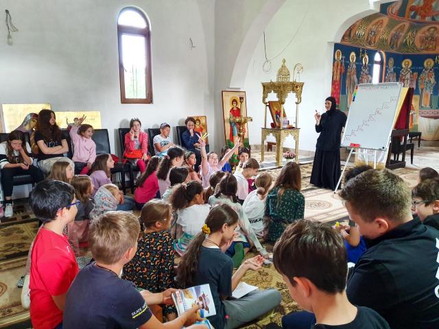 Tabără de educație și creație la Mănăstirea Paltin