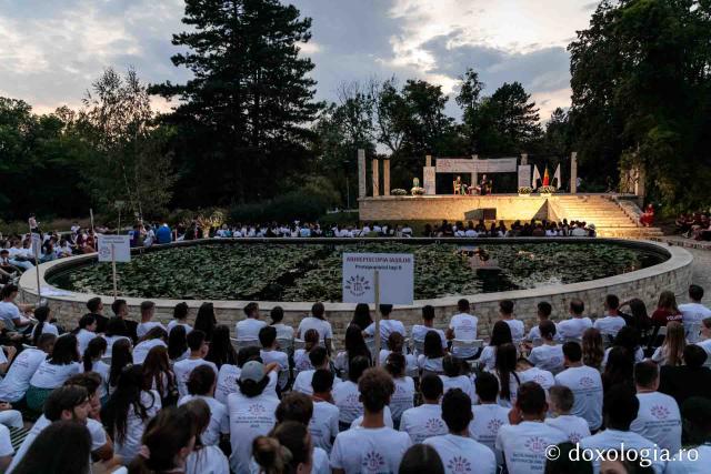 (Foto) Îndemnuri la amurg: Pr. Constantin Necula le-a vorbit tinerilor despre arta de a dărui