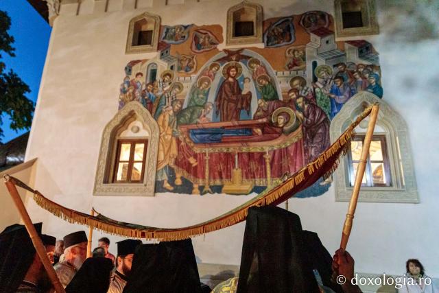 Epitaf purtat in procesiune in jurul bisericii mănăstirii Văratec din județul Neamț
