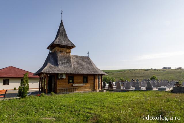 Biserica Sfânta Treime din satul ieșean Valea Adâncă, comuna Miroslava