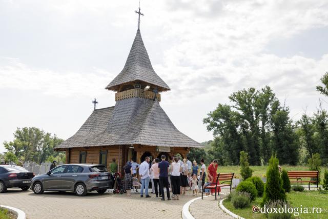 Credincioși la Biserica Sfânta Treime din satul ieșean Valea Adâncă, comuna Miroslava