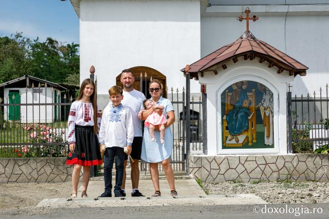Familia Grecu în Andrada Grecu în fața Bisericii „Sfinții Voievozi” din satul Forăști