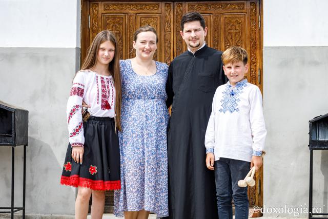 Andrada și Narcis Grecu, alături de părintele Ștefan Crăciun și de doamna preoteasă Andreea
