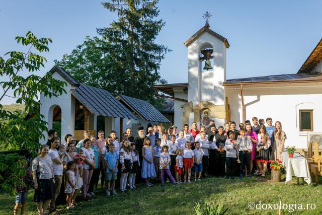 Participanții la Concursul de bătut toaca de la Mănăstirea Bucium