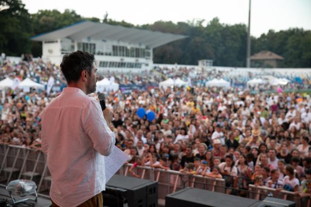 Jurnalistul Alex Dima a prezentat prima zi a festivalului INIMO / Foto: INIMO