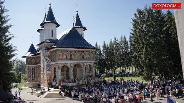 (Video) Sfântul Ioan Iacob, serbat la biserica ce-i poartă hramul, a Seminarului Teologic de la Neamț