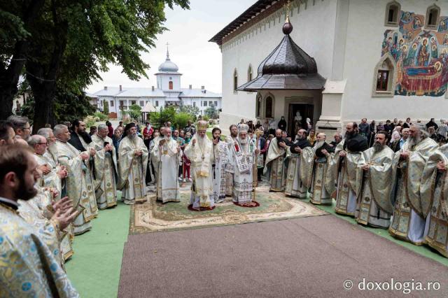Doi ierarhi la sărbătoarea Sfântului Iosif de la Văratec / Foto: Oana Nechifor