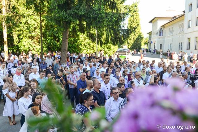 Credincioși, participând la Sfânta Liturghie