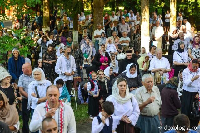Credincioși, participând la Sfânta Liturghie