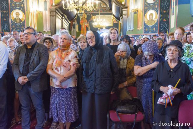 Credincioși, participând la Sfânta Liturghie