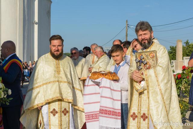 Preoți slujitori