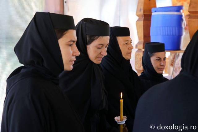 Corul Mănăstirii Paltin Petru Vodă oferind răspunsurile la Sfânta Liturghie / Foto: Flavius Popa