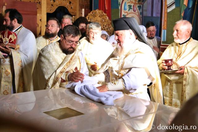 Clerici prezenți la sfințirea Bisericii Mironeasa / Foto: Flavius Popa