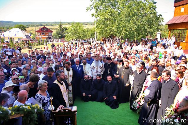 Poză de grup cu clericii și credincioșii prezenți la sfințirea Bisericii Mironeasa / Foto: Flavius Popa