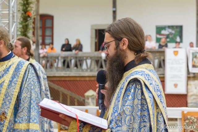 Diacon, citind Apostolul