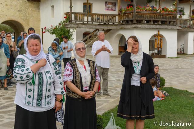 Credincioși, participând la Sfânta Liturghie