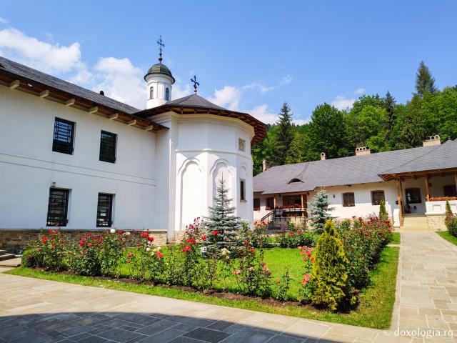 Paraclisul Sfinților Apostoli „Petru și Pavel” de la Mănăstirea Putna