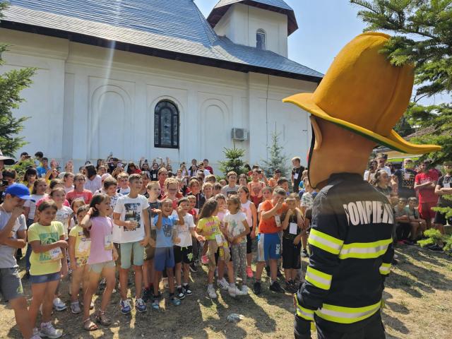 Copiii aflați în Tabăra de vară de la Oneaga au primit vizita pompierilor