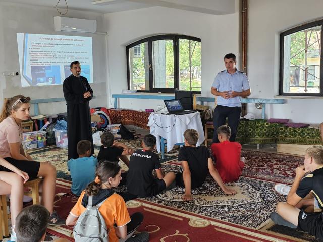 Copiii aflați în Tabăra de vară de la Oneaga au primit vizita pompierilor