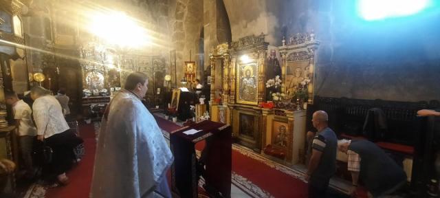 Preot citind Acatistul Sfântului Gheorghe Pelerinul