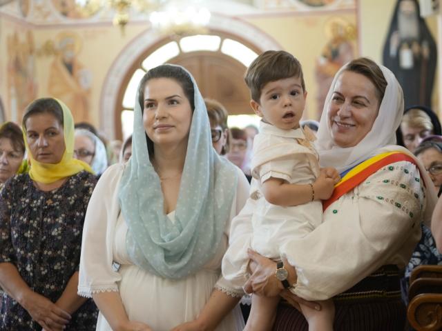 Credincioși la Sfânta Liturghie săvârșită la Parohia Secu-Tașca din județul Neamț