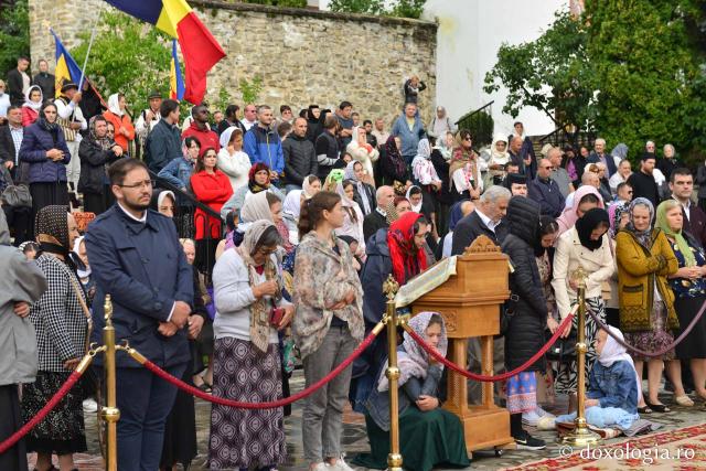Credincioși, participând la Sfânta Liturghie