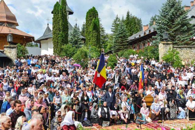 Credicioși, participând la Sfânta Liturghie