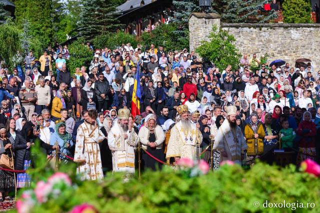 Sobor de ierarhi, alături de credincioși