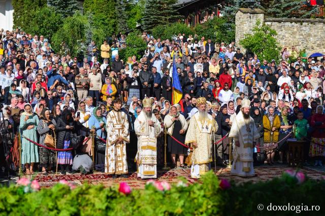 Sobor de ierarhi, alături de credincioși