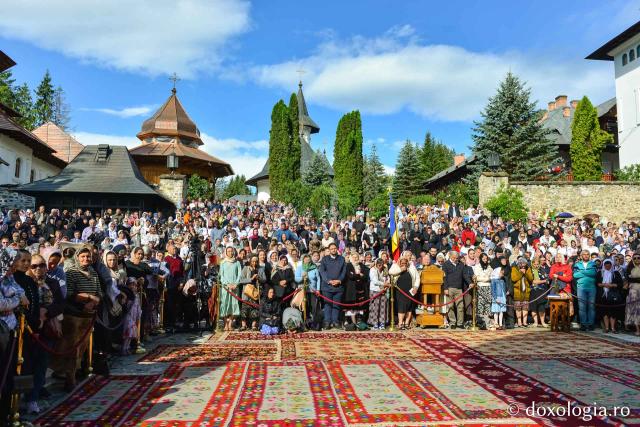 Credincioși, participând la Sfânta Liturghie