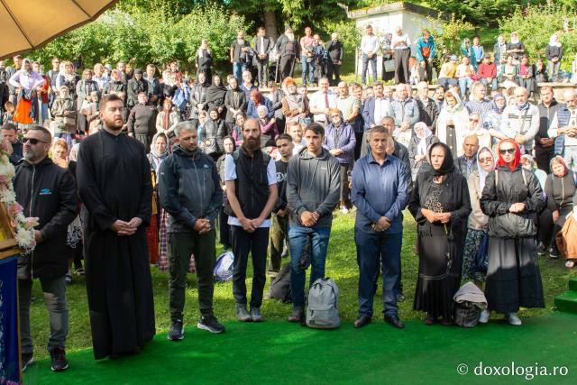 Credincioși, participând la Sfânta Liturghie