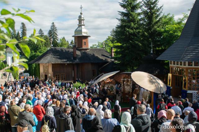 Credincioși, participând la Sfânta Liturghie