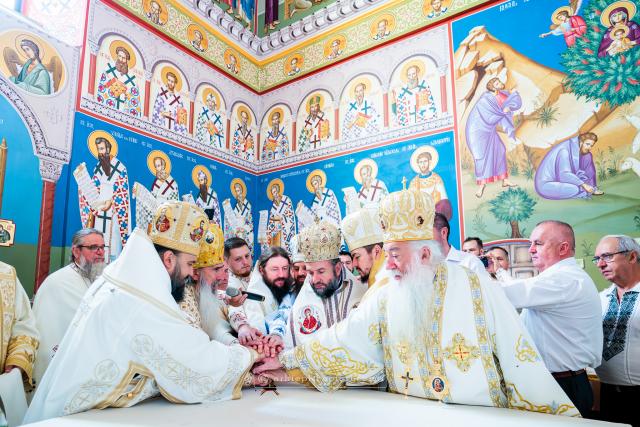 Târnosirea sfintei mese a bisericii din Marginea - Suceava